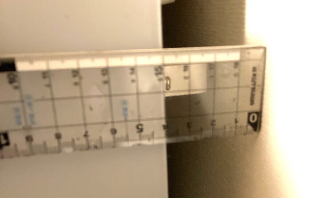 冷凍庫と壁の隙間を定規で測定した写真（約4cmの設置スペース）