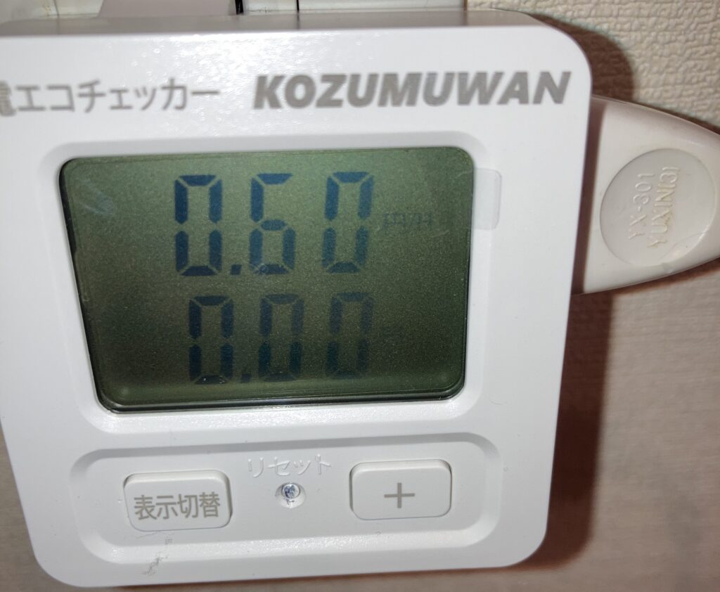 AC扇風機の弱運転時の電気代をエコチェッカーで測定した表示（約0.60円/時間）