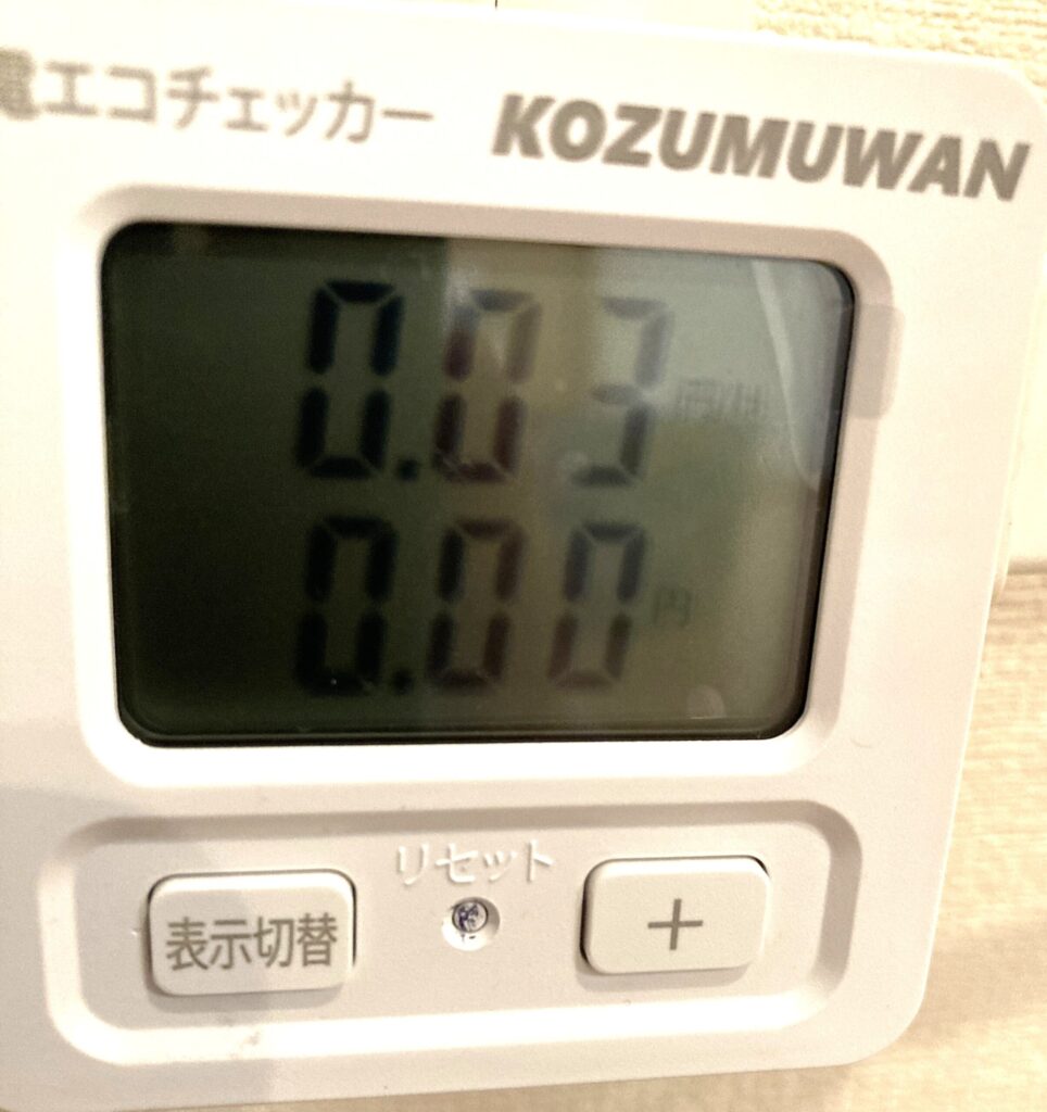 DC扇風機の静音モード時の電気代をエコチェッカーで測定した表示（約0.03円/時間）