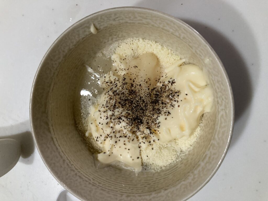 シーザードレッシングの作り方｜マヨネーズと粉チーズを混ぜて作る簡単レシピ