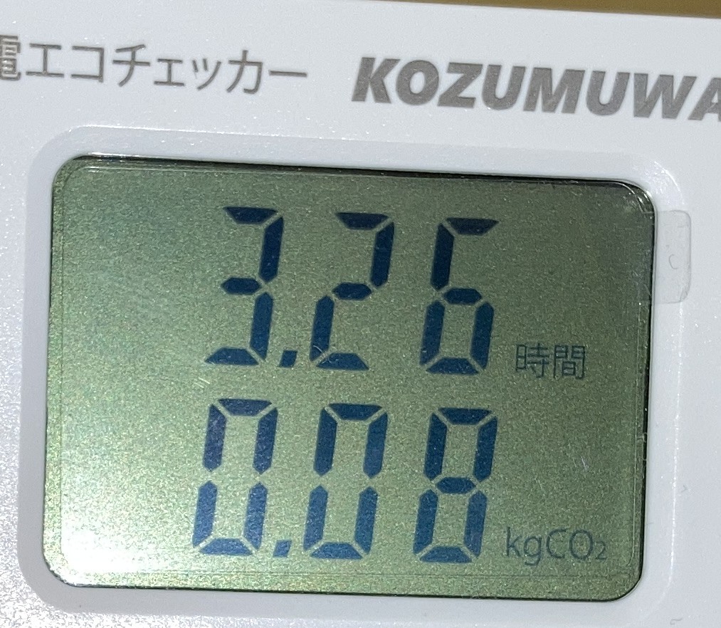 エコチェッカーで炊飯器の保温時間3.26時間（約3時間26分）を測定した表示画面