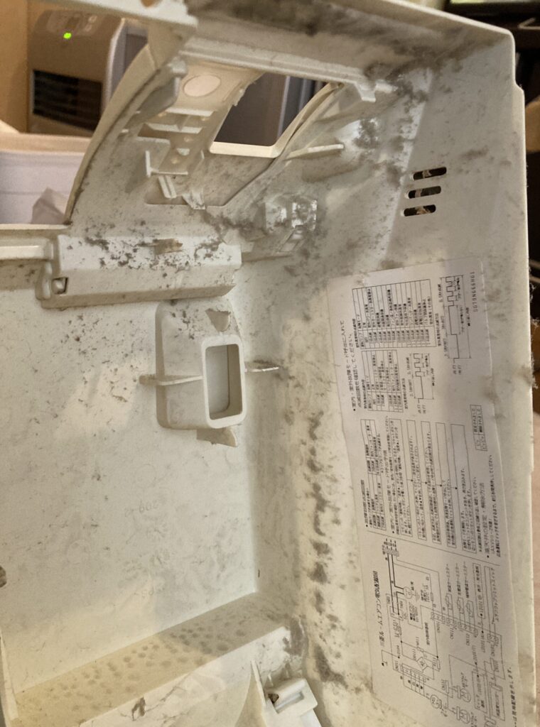 エアコンカバー内部にホコリや汚れが堆積している状態