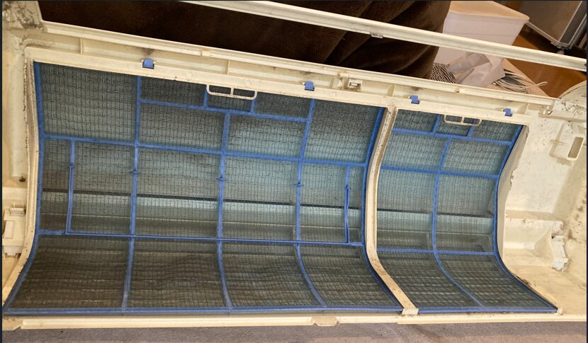 取り外したエアコンカバーのフィルター部分にホコリが付着している状態