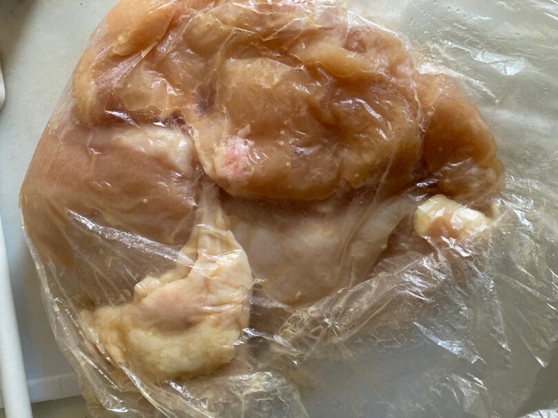 袋に入れて調味料となじませた鶏むね肉(低温調理サラダチキンの下準備)