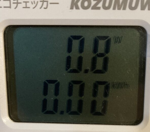 石油ファンヒーターの待機電力をエコチェッカーで実測した結果（0.8W表示）