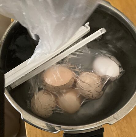 低温調理器で加熱中の様子|袋に入れた食材を鍋に沈めて30分放置する手順