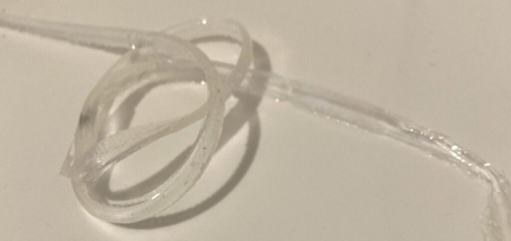 剥がしたキレイキーパーに汚れが付着 コーキングを守った状態