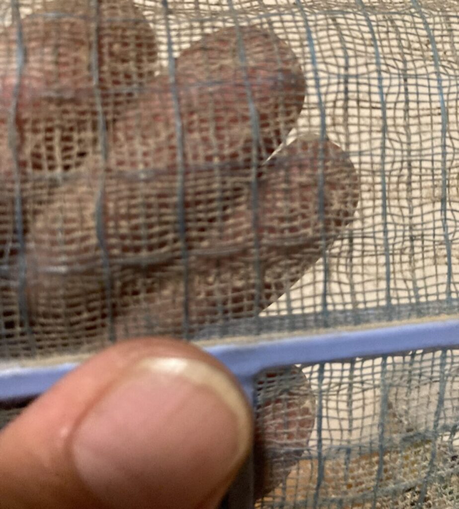 黄ばんだエアコンフィルターにベタついた汚れが付着している様子