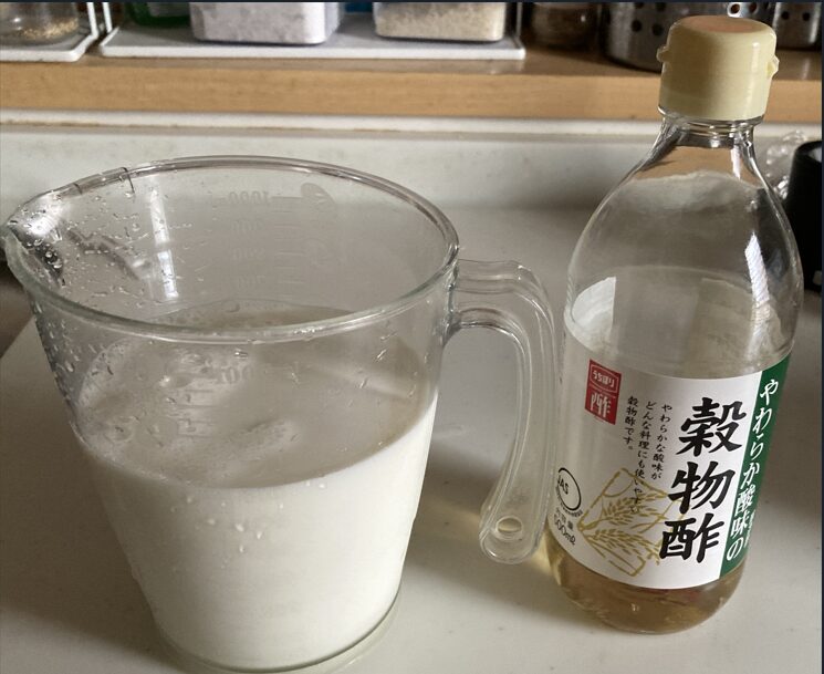 低温調理器で作るカッテージチーズの材料（牛乳600mlと酢45ml）