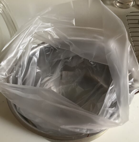 カッテージチーズ作りで牛乳と酢をビニール袋に入れる工程