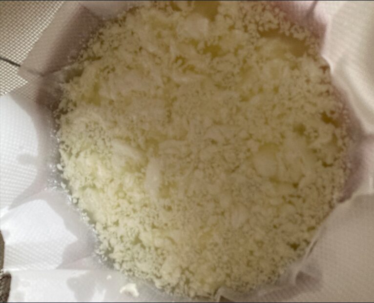 ザルとクッキングペーパーで水切りしたカッテージチーズ完成状態