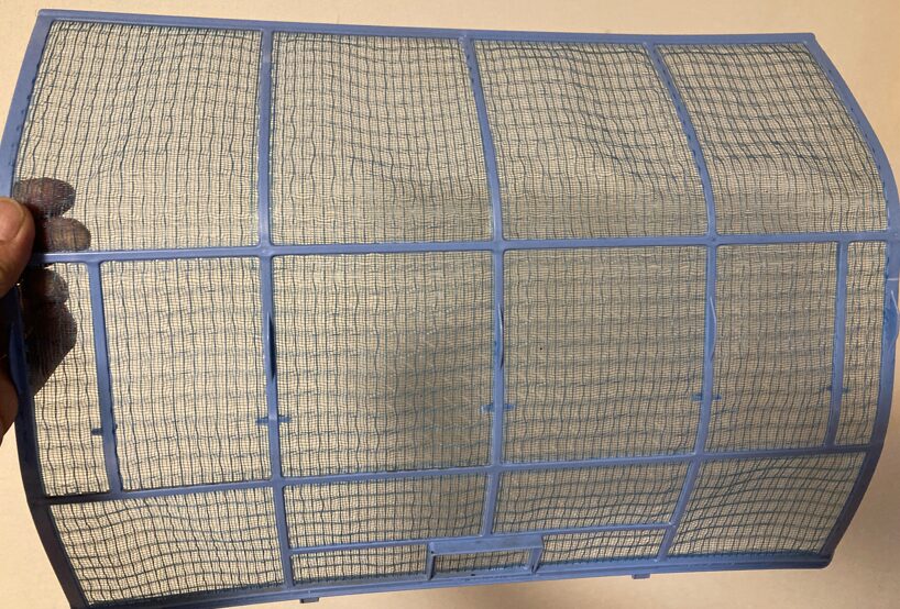 水洗い後に黄ばみ汚れが落ちてきれいになったエアコンフィルター