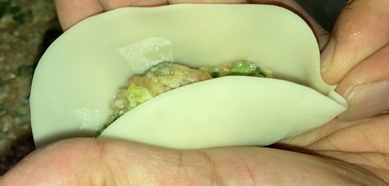 餃子を包む写真その１