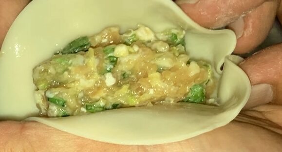 餃子を包む写真その２