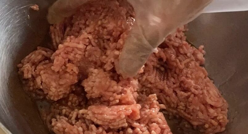 ひき肉を混ぜ合わせている