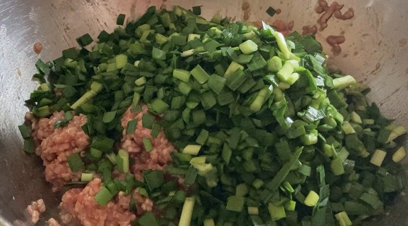ひき肉にニラを混ぜ合わせる