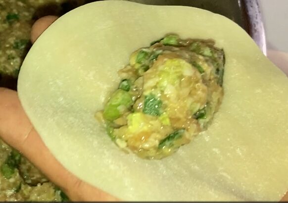 餃子の皮に、種をのせている