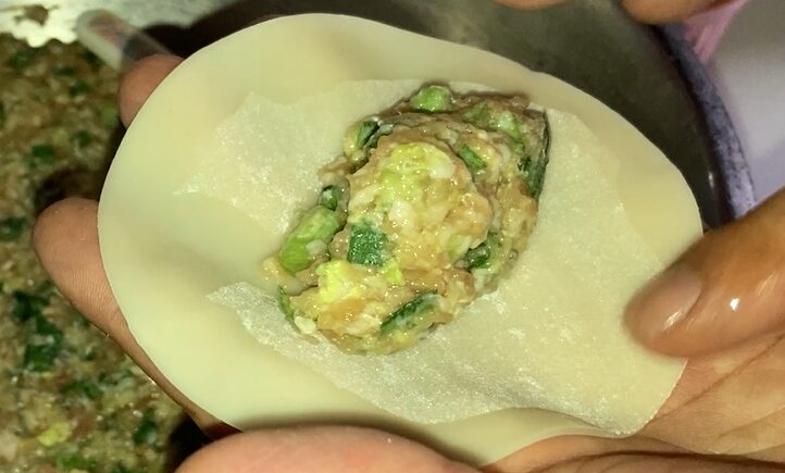 餃子の皮に水を塗る