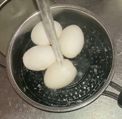 蒸し卵を冷やす写真