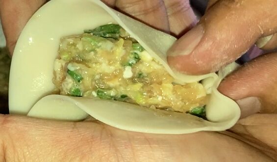 餃子を包む写真その４