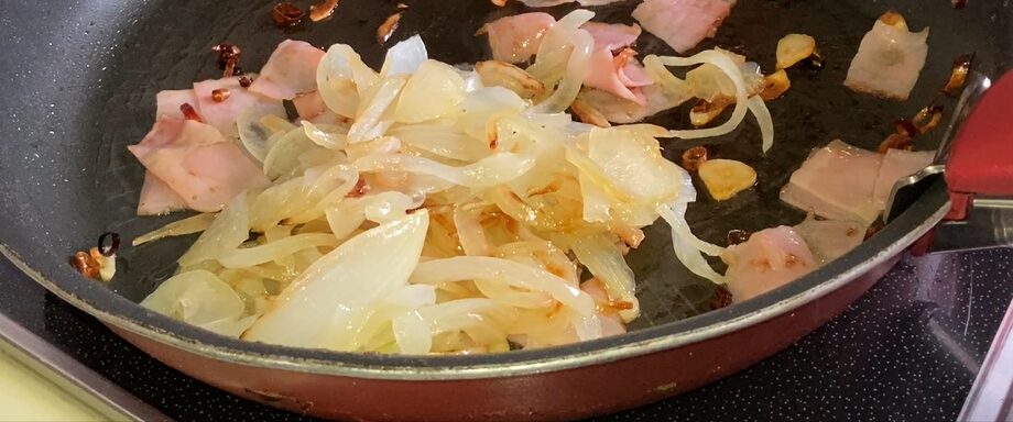 玉ねぎを炒めている