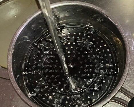 超簡単な蒸し器に水を入れる写真
